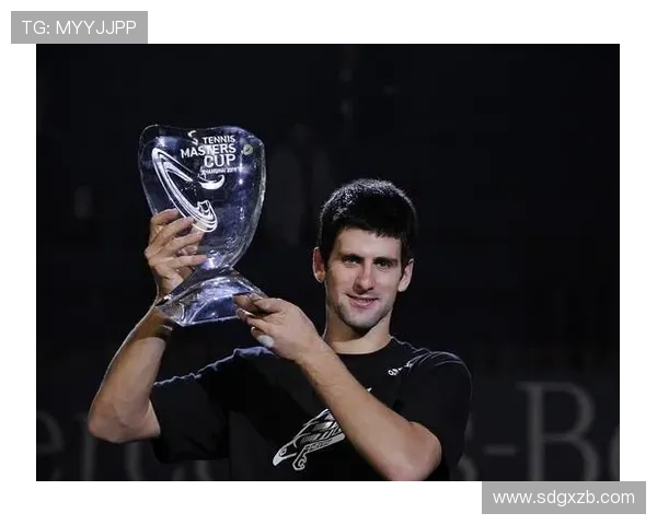 德约科维奇再创传奇力克强敌夺冠展现网球王者无与伦比的统治力 德约科维奇再创传奇力克强敌夺冠展现网球王者无与伦比的统治力