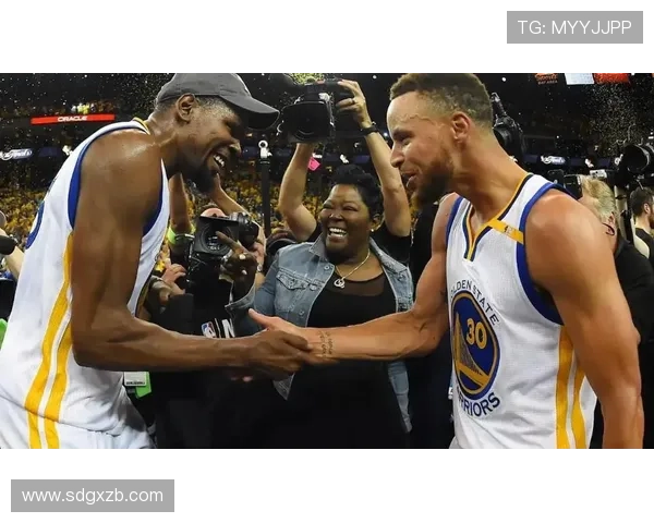 杜兰特回归赛场带领太阳迎战勇士 詹姆斯和库里上演激烈对决