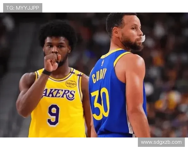 詹姆斯领衔湖人战胜勇士 库里复出表现抢眼但未能改变比赛走势 詹姆斯领衔湖人战胜勇士 库里复出表现抢眼但未能改变比赛走势